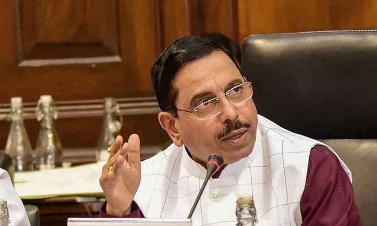 Hubli: ರಾಹುಲ್ ಗಾಂಧಿ ಹೇಳಿಕೆಗೆ ಪ್ರತಿಕ್ರಿಯೆ ನೀಡುವುದು ಮೂರ್ಖತನ: ಪ್ರಹ್ಲಾದ ಜೋಶಿ