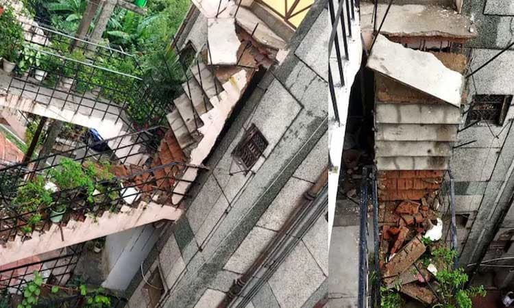 Staircase: ಕುಸಿದು ಬಿದ್ದ ಕಟ್ಟಡದ ಮೆಟ್ಟಿಲು.. 10 ಗಂಟೆ ಮನೆಯೊಳಗೆ ಸಿಲುಕಿಕೊಂಡ ನಿವಾಸಿಗಳು