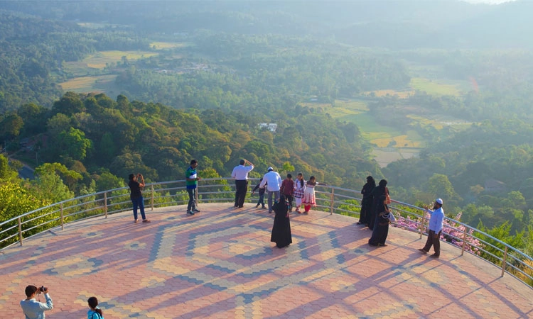 Madikeri: ರಾಜಾಸೀಟ್‌ನಲ್ಲಿ "ಗ್ಲಾಸ್‌ ಬ್ರಿಡ್ಜ್', "ಫುಡ್ ಕೋರ್ಟ್‌': ಪರ, ವಿರೋಧ ವಾಗ್ವಾದ
