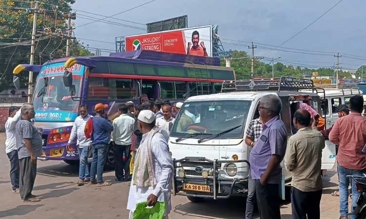 Vijayapura: ಬಸ್ ಸಂಚಾರ ಸ್ತಬ್ಧ... ಖಾಸಗಿ ವಾಹನಗಳಿಗೆ ಪ್ರಯಾಣಿಕರ ಮೊರೆ