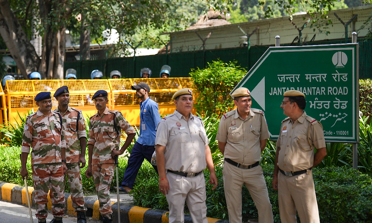 Delhi Police detains over 700 protesters gathering near Jantar Mantar to demand CEC's ouster