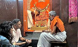 ಕಿಷ್ಕಿಂಧಾ ಆಂಜನೇಯ ದರ್ಶನ ಪಡೆದ ಖ್ಯಾತ ಕ್ರಿಕೆಟಿಗ ರಾಹುಲ್ ದ್ರಾವಿಡ್ ದಂಪತಿ