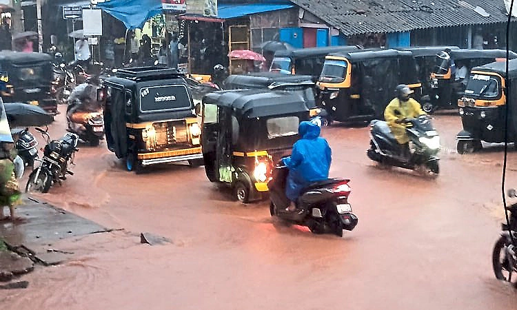 Bhatkala: Heavy rain causes waterlogging, disrupts traffic in several areas