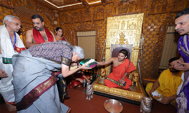 Udupi: Finance Minister Nirmala Sitharaman visits Sri Krishna Mutt, offers prayers and has darshan