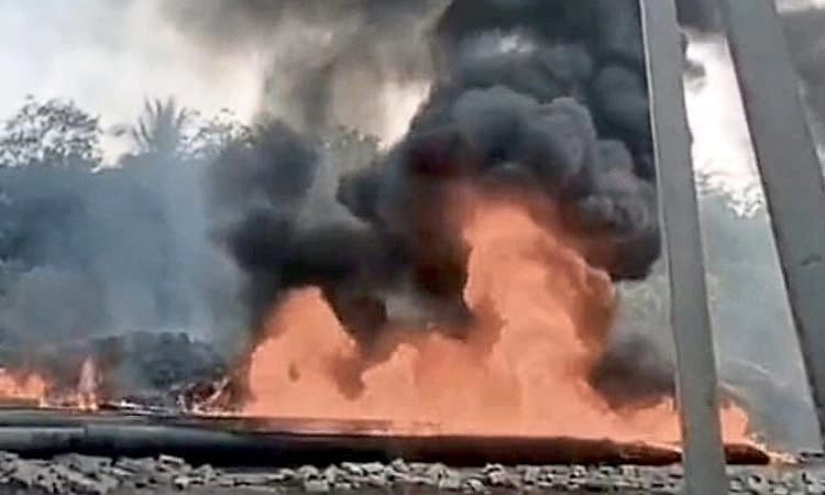 Kalaburagi: ಅಗ್ನಿ ಅವಘಡ; ಎಲ್ ಆಂಡ್ ಟಿ ಕಂಪೆನಿಗೆ ಸೇರಿದ ಪೈಪ್ಗಳು ಸುಟ್ಟು ಕರಕಲು