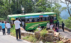 Hebri: ಆಗುಂಬೆ ಘಾಟಿಯಲ್ಲಿ ತಿರುವು ಪಡೆಯಲಾಗದೆ ಸಿಲುಕಿದ ಕೆಎಸ್ಆರ್ಟಿಸಿ ಬಸ್
