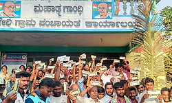 Yelburga: ಯಶಸ್ವಿನಿ ಕಾರ್ಡ್ ಹೆಸರಿನಲ್ಲಿ ಹಣ ವಸೂಲಿ; ನಕಲಿ ಕಾರ್ಡ್ ನೀಡಿ ವಂಚನೆ ಆರೋಪ