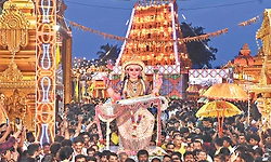 ಮಂಗಳೂರು ದಸರಾ; ವೈಭವದ ಶೋಭಾಯಾತ್ರೆ; ಕಣ್ತುಂಬಿಕೊಂಡ ಸಹಸ್ರಾರು ಭಕ್ತರು