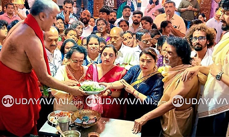 Real Star Upendra offers special pooja at Kumbashi Anegudde temple