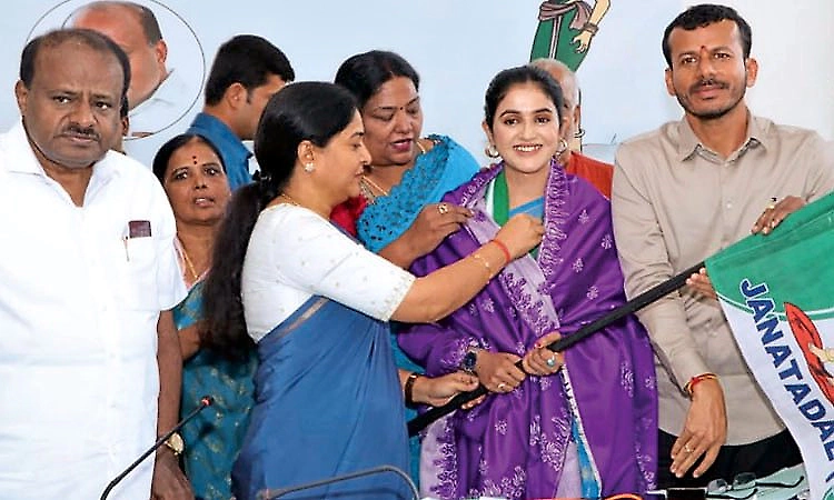 JDS welcomes Bigg Boss fame Jhanvi in presence of Kumaraswamy
