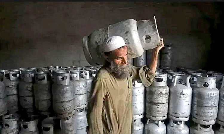 Iran border closures push LPG cylinder prices above Rs 8,000 in Pakistan!