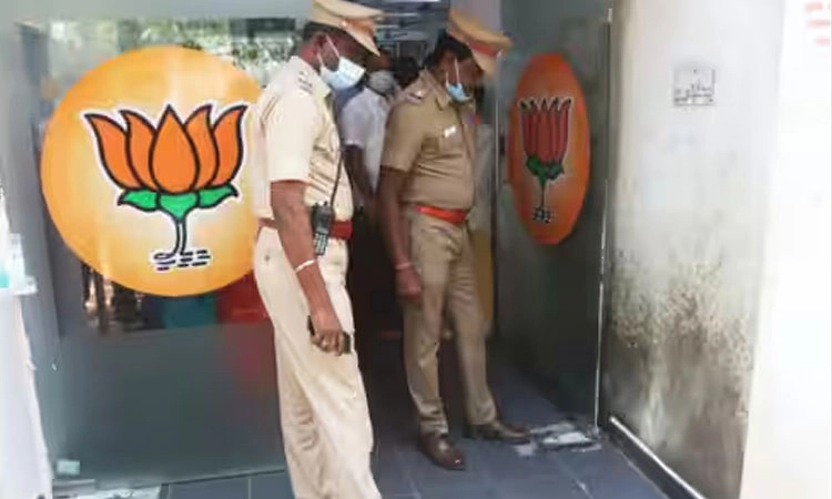 Punjab: BJP ಕಚೇರಿ ಮೇಲೆ ಪೆಟ್ರೋಲ್ ಬಾಂಬ್ ದಾಳಿ... ಪಂಜಾಬ್ ಸರ್ಕಾರದ ವಿರುದ್ಧ ಬಿಜೆಪಿ ಕಿಡಿ