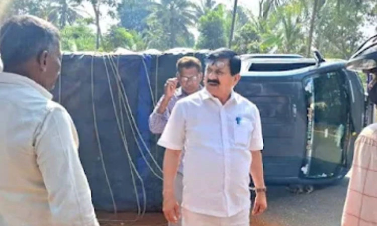 ತೀರ್ಥಹಳ್ಳಿ: ಕಾಳಿಂಗ ಸರ್ಪ ಅಡ್ಡ ಬಂದು ಅಡಿಕೆ ವಾಹನ ಪಲ್ಟಿ