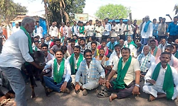 Dharwad: ಕಬ್ಬು ಬೆಳೆಗಾರರ ಹೋರಾಟಕ್ಕೆ ಹೆದ್ದಾರಿಗಳು ಬಂದ್