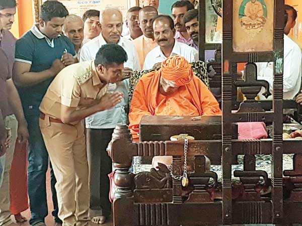 Shivarajakumar-with-Shivakumara-Swamiji-5.jpg