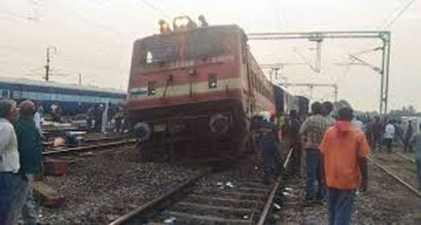 Train-Engin-derails-700.jpg