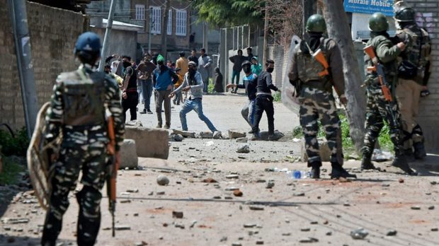 Kashmir-stone-pelting-700.jpg