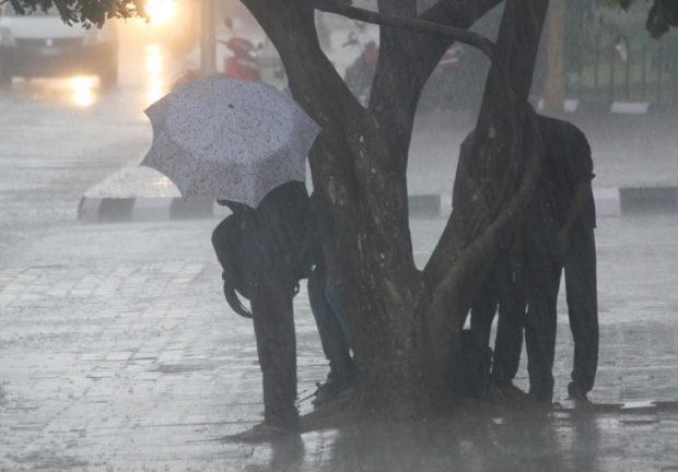 Rain-picture-at-Vidhana-Soudha-(2)