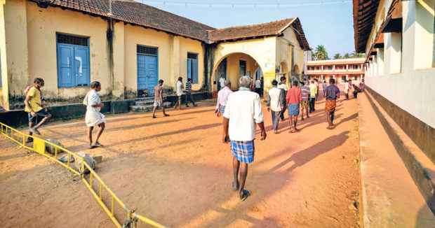 ನಿರಾಶ್ರಿತರು, ಪ್ರಾಣಿ-ಪಕ್ಷಿಗಳಿಗೆ ಆಹಾರ