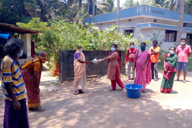 ಕೋಟೆ :ವಯೋವೃದ್ಧರಿಗೆ ಊಟ ನೀಡುತ್ತಿರುವ ಗ್ರಾ.ಪಂ. ಅಧ್ಯಕ್ಷೆ