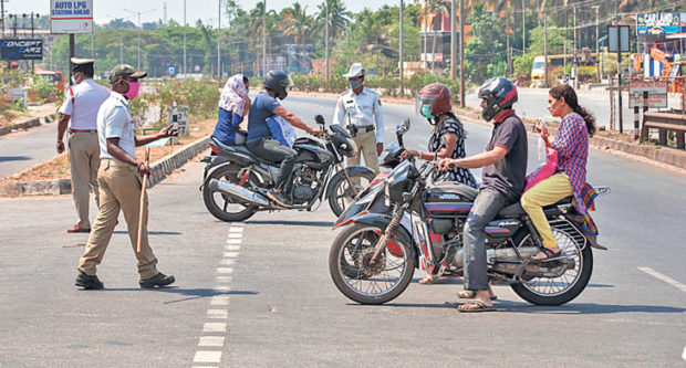 Kundapಸಕಾರಣವಿಲ್ಲದೆ ತಿರುಗಾಡಿದರೆ ಲಾಠಿ ಏಟು, ಬಸ್ಕಿ , ಬಂಧನ!ura-Police