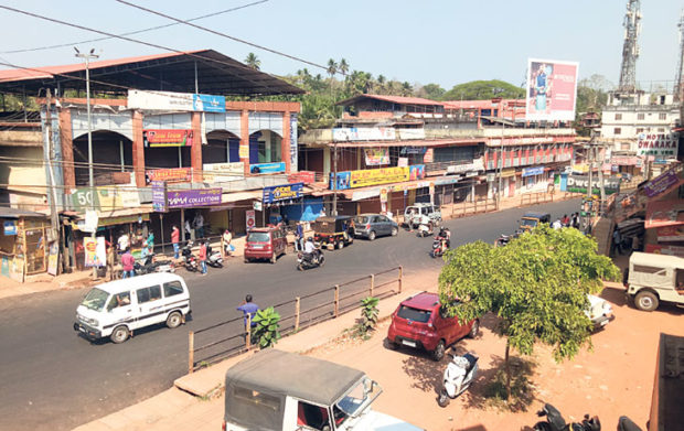 ಸುಳ್ಯ: ದಿನಸಿ ಸಾಮಗ್ರಿಗಳಿಗೆ ಮುಗಿಬಿದ್ದ ಜನರು