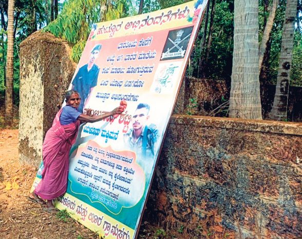 ಸೈನ್ಯಕ್ಕೆ ಸೇರಿದ ಮೊಮ್ಮಗನ ಬರುವಿಕೆಗೆ ಕಾಯುತ್ತಿರುವ ಅಜ್ಜಿ