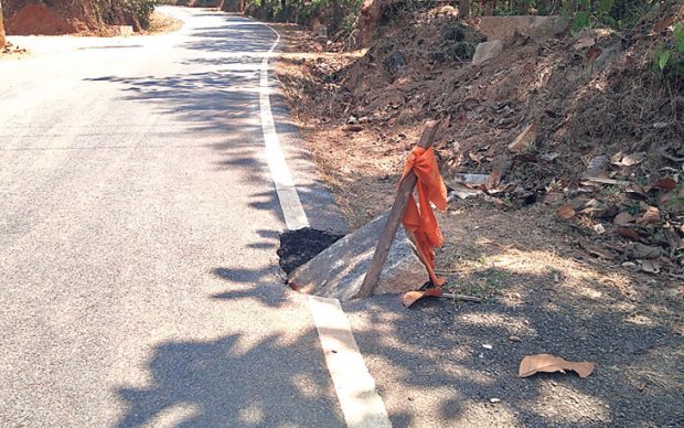 ರಸ್ತೆಯಲ್ಲಿಯೇ ಹೊಂಡ; ಅಪಾಯದ ಭೀತಿ