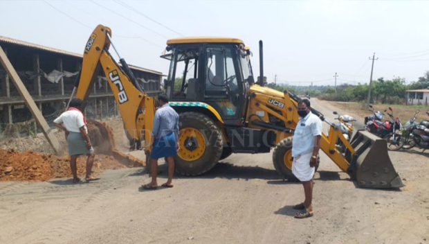 ಕೋವಿಡ್-19 ಕಳವಳ: ರಸ್ತೆ ಅಗೆದು ಗ್ರಾಮಸ್ಥರಿಂದ ಊರಿಗೆ ದಿಗ್ಬಂಧನ