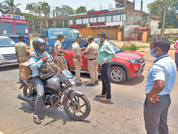 ಚೆಕ್‌ಪೋಸ್ಟ್‌ಗೆ ಕುಂದಾಪುರ ಉಪವಿಭಾಗಾಧಿಕಾರಿ ಭೇಟಿ