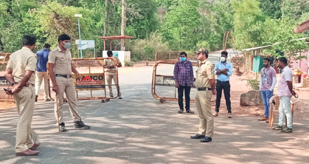 ಹೊಸಂಗಡಿ: ಪೊಲೀಸರಿಂದ ಗಡಿಯಲ್ಲಿ ಕಟ್ಟುನಿಟ್ಟಿನ ತಪಾಸಣೆ  