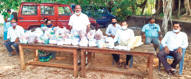 ಕಾಪು ಶಾಸಕರಿಂದ ಆಹಾರ ಸಾಮಗ್ರಿ ವಿತರಣೆ