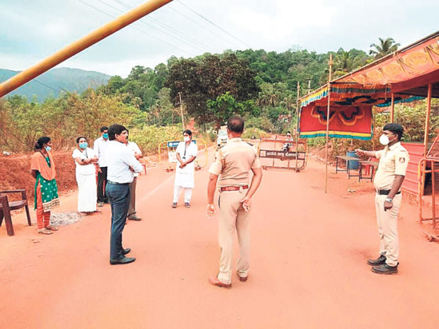 ಕೊಲ್ಲೂರು ಗಡಿ ಪ್ರದೇಶಕ್ಕೆ ಉಡುಪಿ ಜಿಲ್ಲಾಧಿಕಾರಿ ಭೇಟಿ