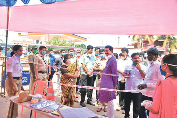 ಆರೋಗ್ಯ, ಪೊಲೀಸ್‌ ಇಲಾಖೆ ಕಾರ್ಯಕ್ಕೆ ಸಂಸದ ನಳಿನ್‌ ಶ್ಲಾಘನೆ