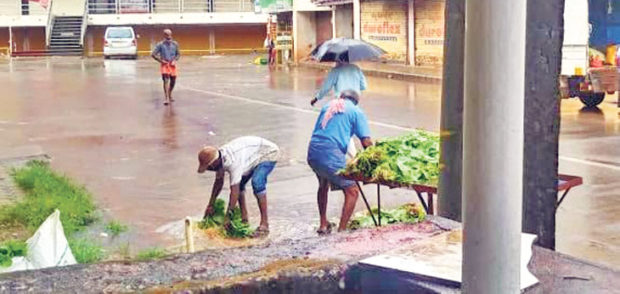 ಮಳೆ ನೀರಿನಲ್ಲೇ ಸೊಪ್ಪು ತರಕಾರಿ ತೊಳೆದರು?!