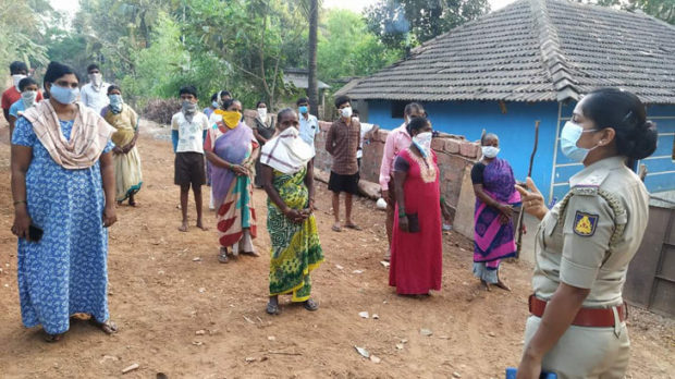 ಪೊಲೀಸರಿಂದ ಕಾಲನಿಗಳಿಗೆ ಭೇಟಿ