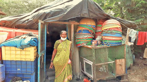 ಕಷ್ಟದಲ್ಲಿದ್ದರೂ ಅಕ್ಕಿ ಹಂಚಿದ ಮಲ್ಪೆಯ ಶಾರದಕ್ಕ 