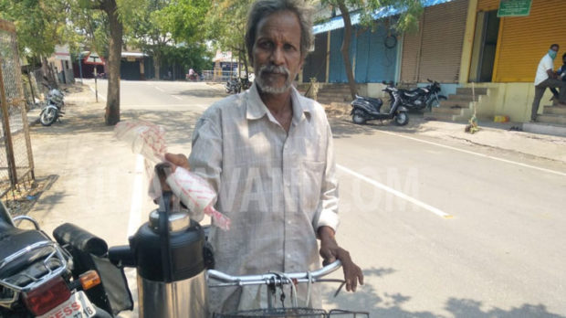 ಕೋವಿಡ್-19 ಯೋಧರಿಗೆ ಉಚಿತ ಚಹಾ ನೀರು ವಿತರಿಸುತ್ತಿರುವ ಅಜ್ಜ