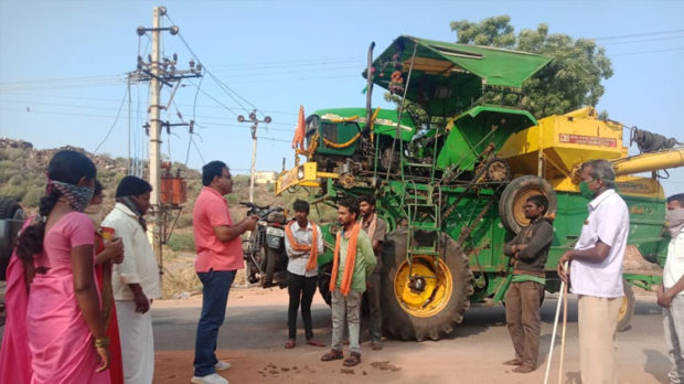 ಭತ್ತ ಕಟಾವು ಯಂತ್ರಗಳ ಚಾಲಕರಿಗೆ ಕೋವಿಡ್-19 ಸೋಂಕು ಜಾಗೃತಿ