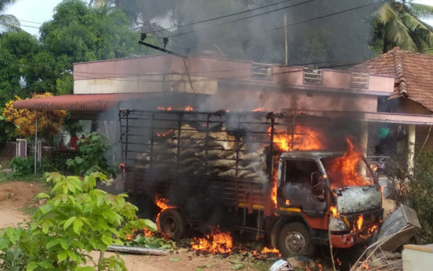 ಕೋಳಿ ಫೀಡ್ ತುಂಬಿಕೊಂಡು ಹೋಗುತ್ತಿದ್ದ ಲಾರಿಗೆ ಬೆಂಕಿ ತಾಗಿ ಅಪಘಾತ