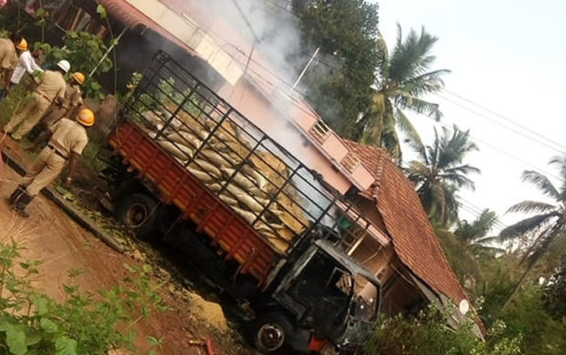 ಕೋಳಿ ಫೀಡ್ ತುಂಬಿಕೊಂಡು ಹೋಗುತ್ತಿದ್ದ ಲಾರಿಗೆ ಬೆಂಕಿ ತಾಗಿ ಅಪಘಾತ