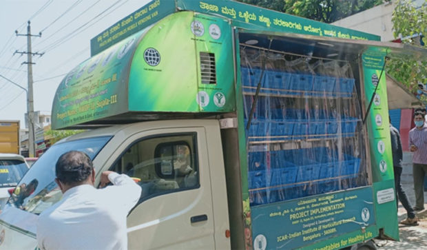 ಸಂಚಾರಿ ವಾಹನದಲ್ಲಿ ಹಣ್ಣು-ತರಕಾರಿ ಮಾರಾಟ