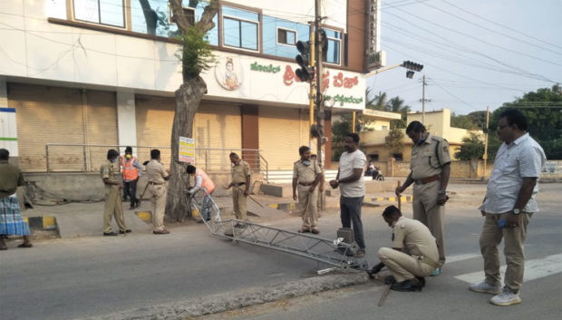 ಮಧ್ಯರಾತ್ರಿ ಜನ ಓಡಾಟ: ಲಾಕ್ ಡೌನ್ ಬಿಗಿಗೊಳಿಸಿದ ಪೊಲೀಸರು