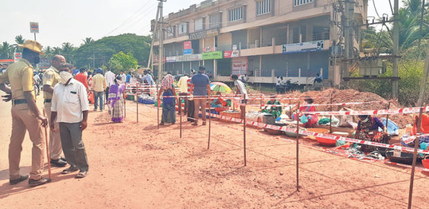 ಸಾಮಾಜಿಕ ಅಂತರದಲ್ಲೇ ಮೀನು ಮಾರಾಟ