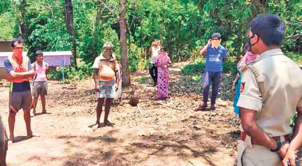 ಕಾರೂರು: “ಜೀವ ಉಳಿಸಿಕೊಳ್ಳುವ ನಿಟ್ಟಿನಲ್ಲಿ ಮಾಸ್ಕ್ ಧರಿಸಿ’: ಪೊಲೀಸರಿಂದ ಜನ ಜಾಗೃತಿ