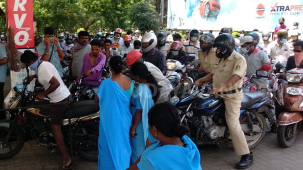 ಕೋವಿಡ್ ಯೋಧರಿಗೆ ಉಚಿತ ಪೆಟ್ರೋಲ್: ಅಂತರ ಕಾಪಾಡದೆ ಮುಗಿಬಿದ್ದ ವೈದ್ಯಕೀಯ, ಪೊಲೀಸ್ ಸಿಬ್ಬಂದಿ