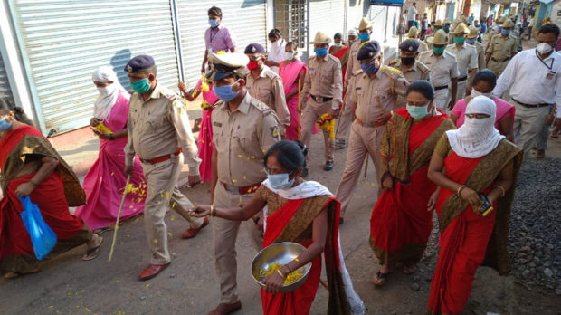 ಕೋವಿಡ್ ವಾರಿಯರ್ಸ್ ಗಳಿಗೆ ಯಮಕನಮರಡಿ ಗ್ರಾಮಸ್ಥರಿಂದ ಮಾಲೆ ಹಾಕಿ, ಆರತಿ ಬೆಳಗಿ ಗೌರವ