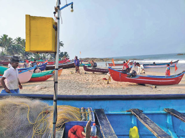 ಕಂಚುಗೋಡಿನಲ್ಲಿ ನಡೆಯುತ್ತಿರುವ ಮೀನುಗಾರಿಕೆಯ ಚಿತ್ರಣ.