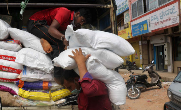 ಹಾಸನ: ವ್ಯಾಪಾರ,ವಹಿವಾಟು ಆರಂಭಕ್ಕೆ ಸಿದ್ಧತೆ