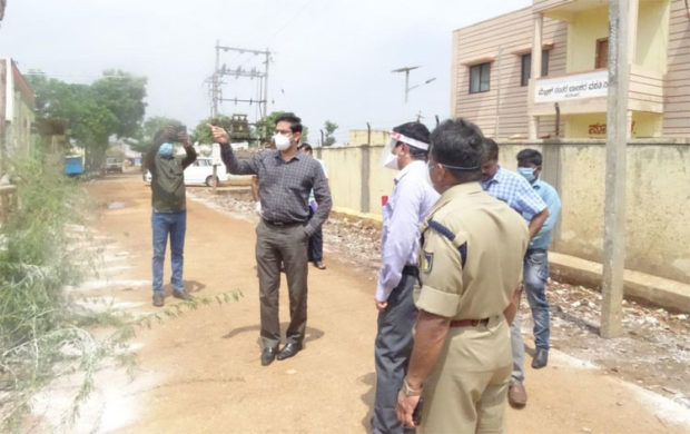 ಸೀಲ್‌ಡೌನ್‌ ಪ್ರದೇಶಕ್ಕೆ ಡಿಸಿ ತಂಡ ಭೇಟಿ